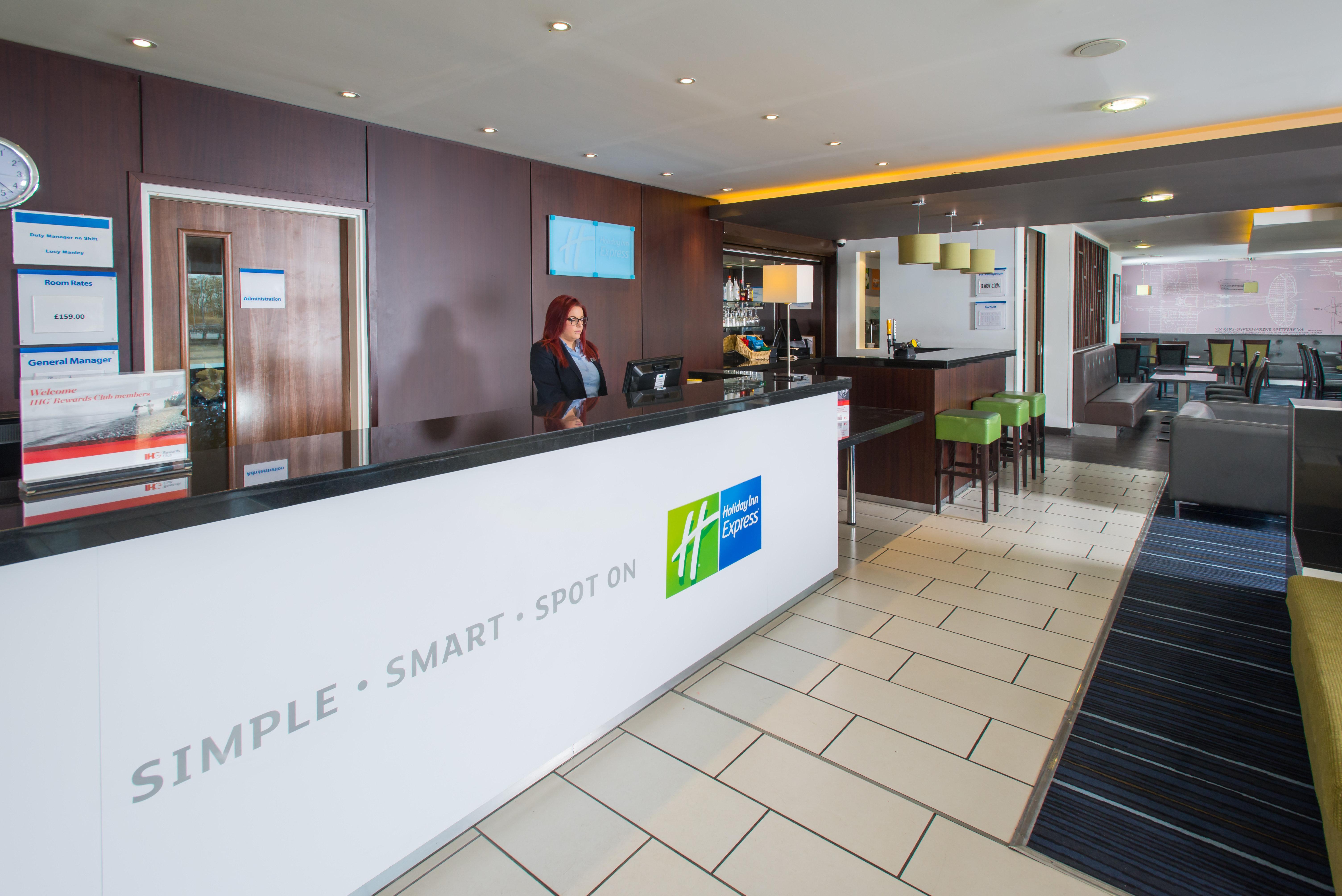 Holiday Inn Express Cambridge Duxford M11 Jct 10 By Ihg Exteriör bild