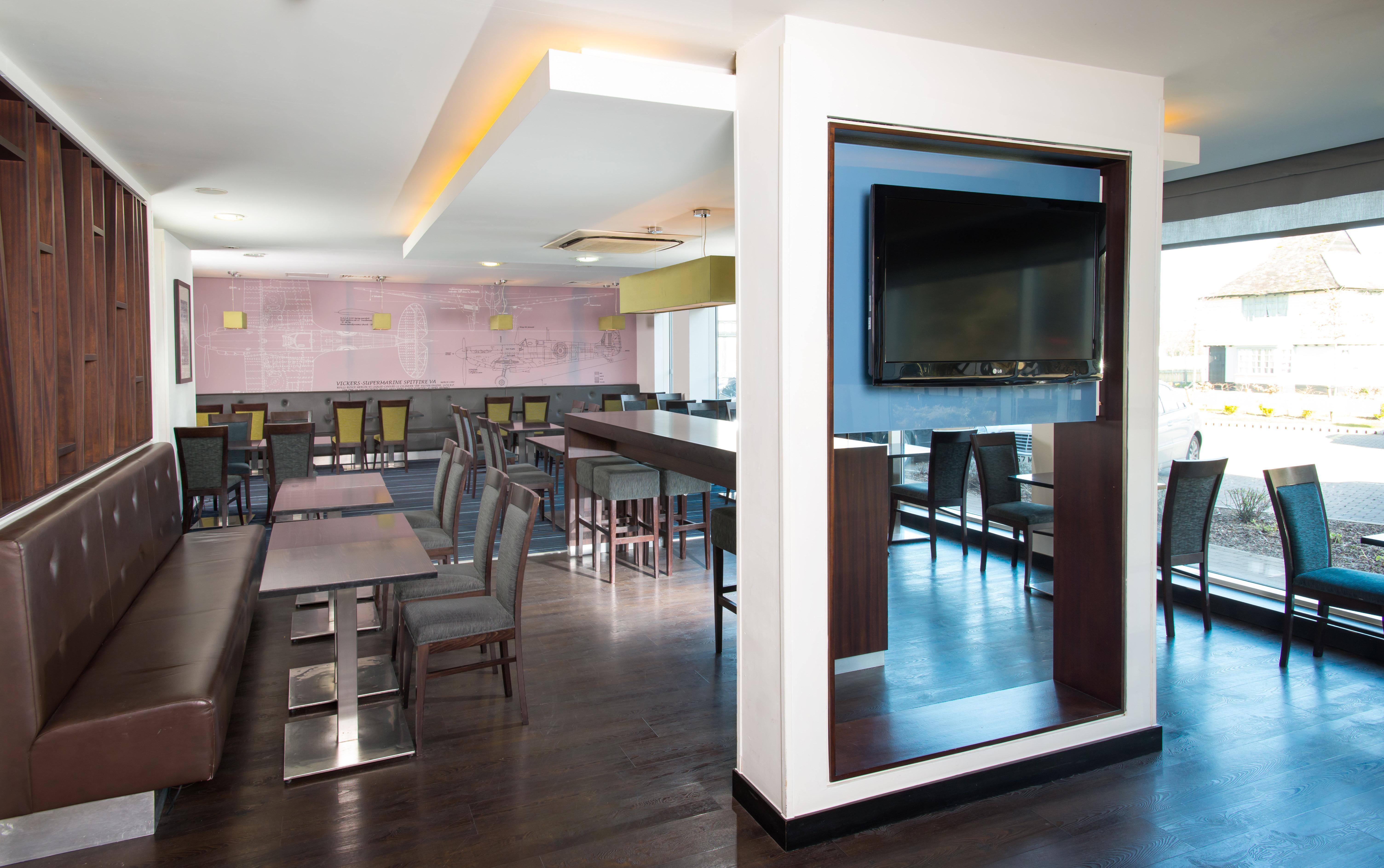 Holiday Inn Express Cambridge Duxford M11 Jct 10 By Ihg Exteriör bild