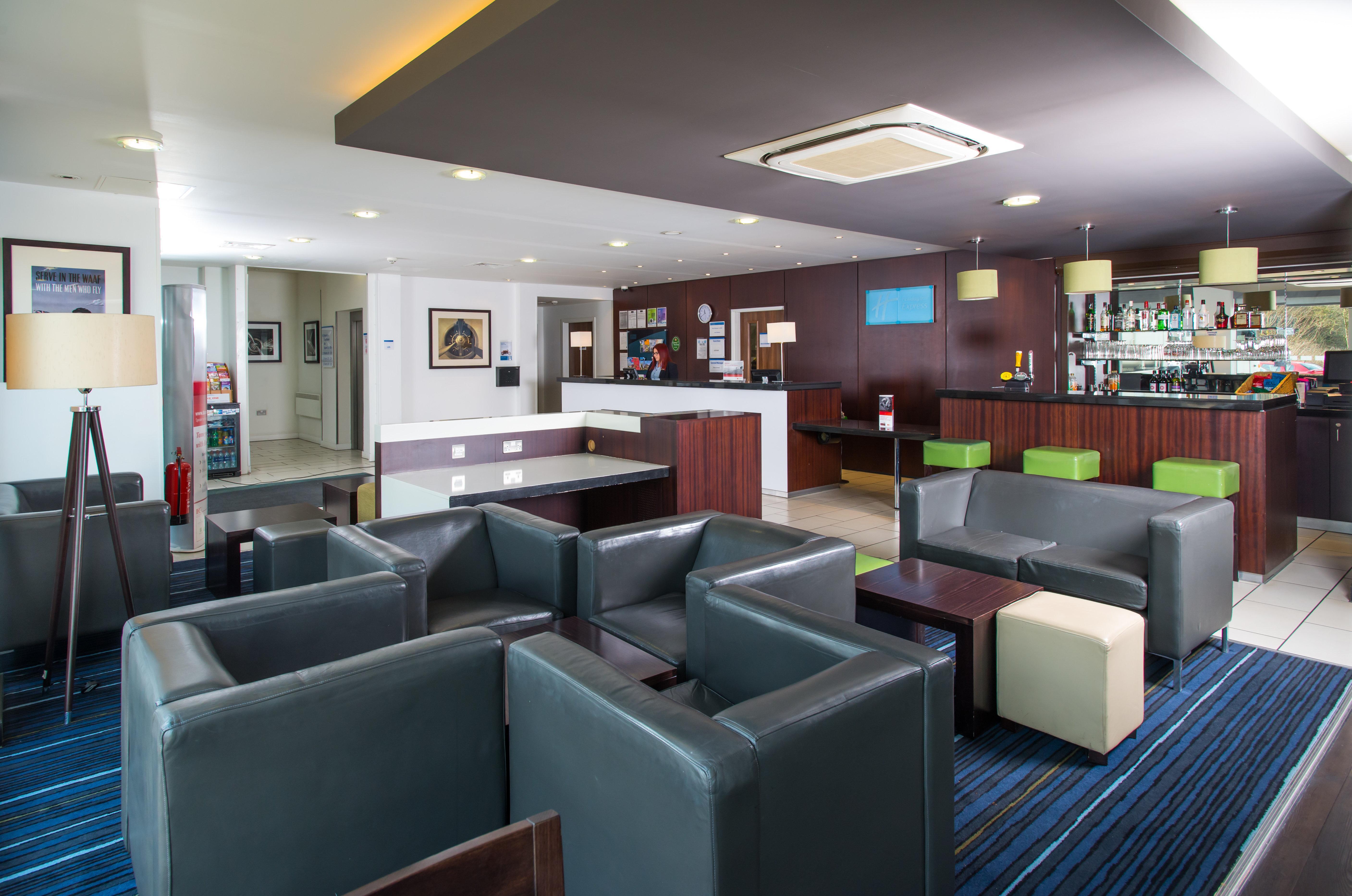 Holiday Inn Express Cambridge Duxford M11 Jct 10 By Ihg Exteriör bild
