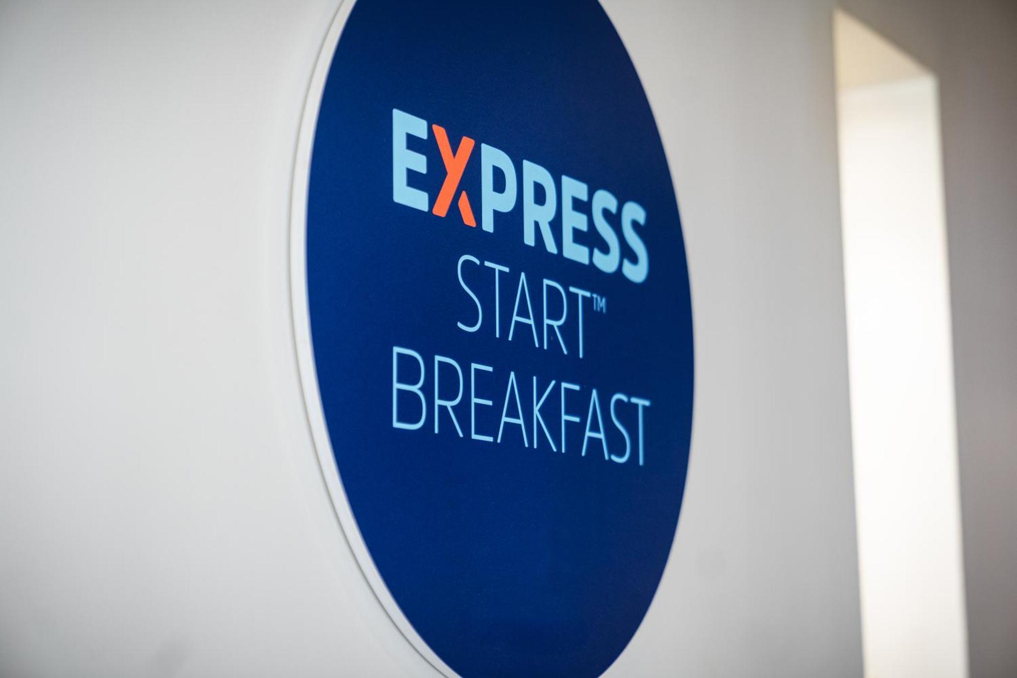 Holiday Inn Express Cambridge Duxford M11 Jct 10 By Ihg Exteriör bild