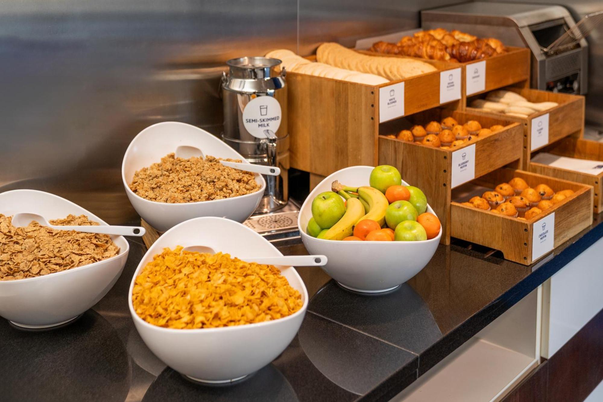 Holiday Inn Express Cambridge Duxford M11 Jct 10 By Ihg Exteriör bild