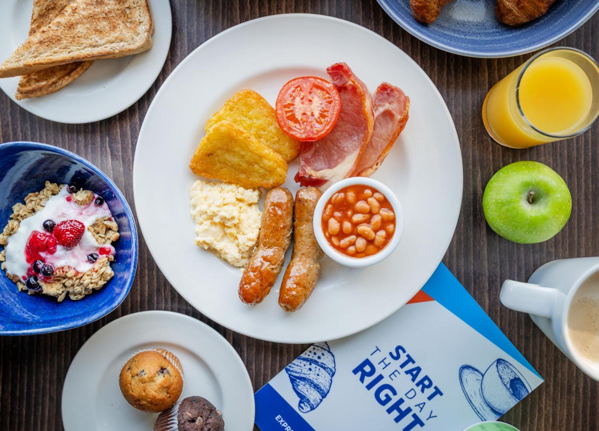 Holiday Inn Express Cambridge Duxford M11 Jct 10 By Ihg Exteriör bild