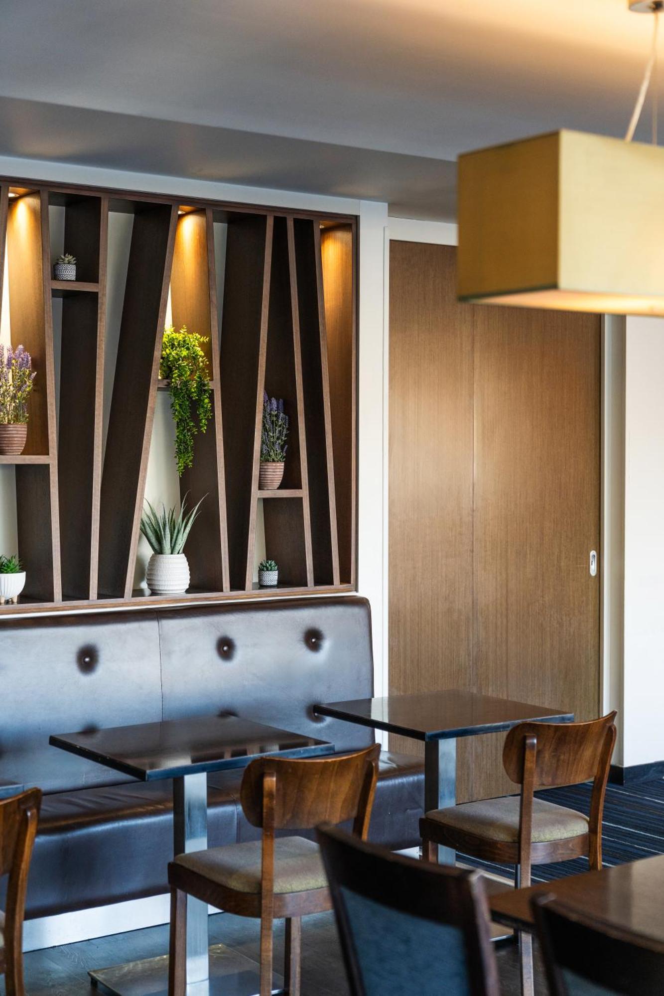Holiday Inn Express Cambridge Duxford M11 Jct 10 By Ihg Exteriör bild