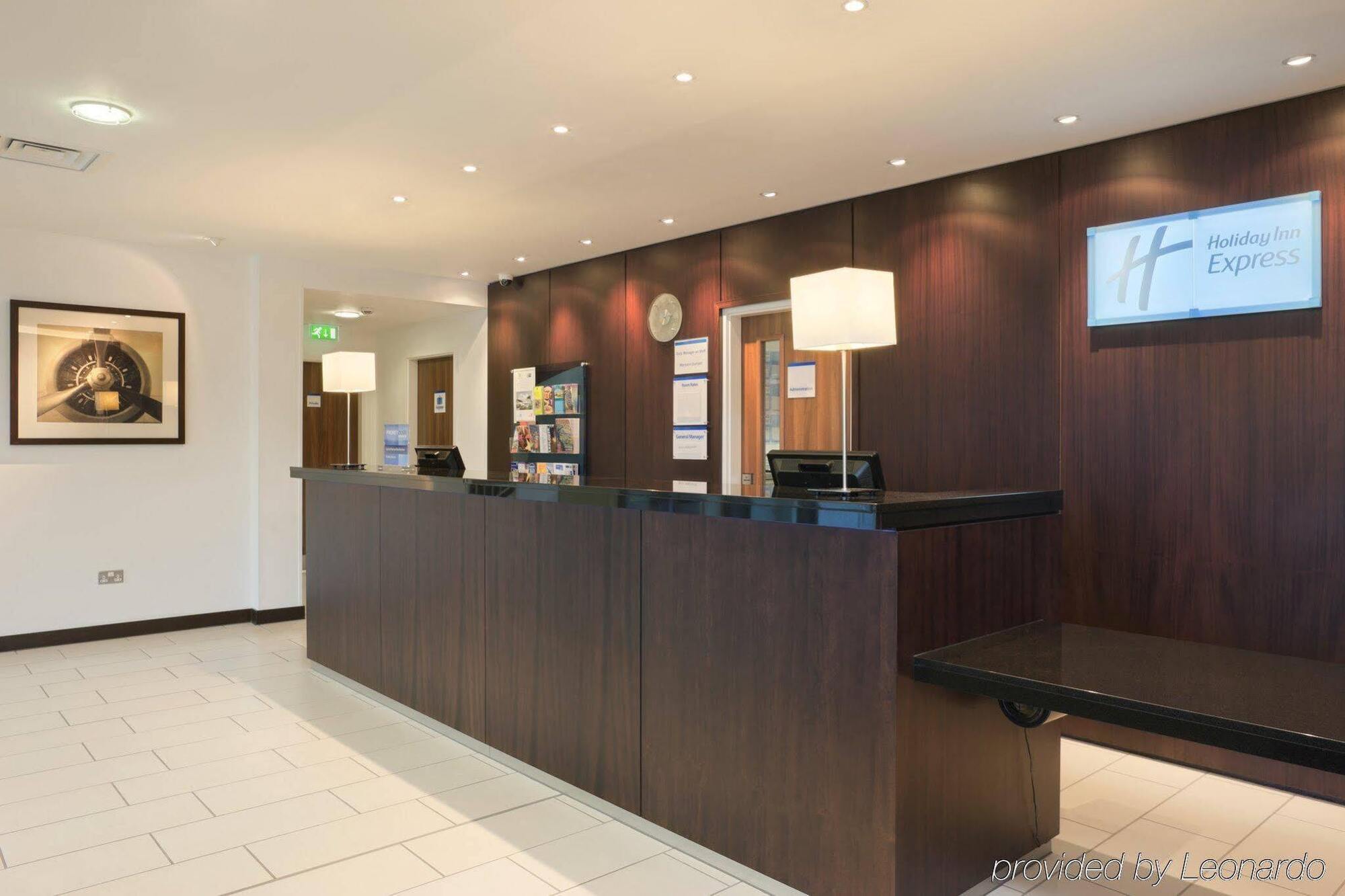Holiday Inn Express Cambridge Duxford M11 Jct 10 By Ihg Exteriör bild